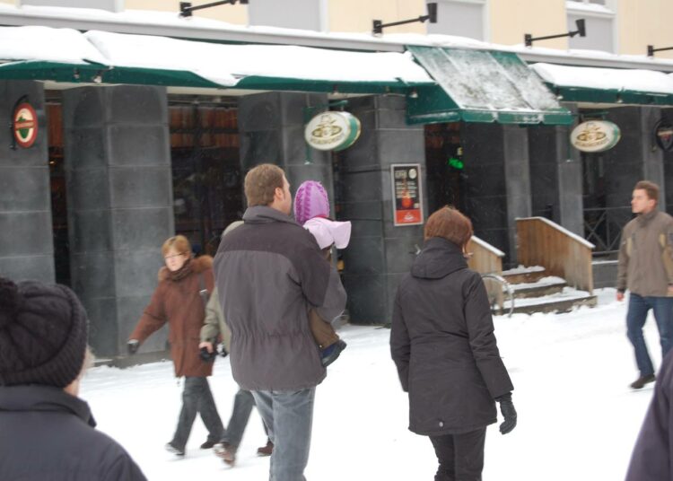 Hallitusohjelmaan on kirjattu tavoitteet perheiden hyvinvoinnin lisäämisestä ja sukupuolten välisen tasa-arvon edistämisestä.