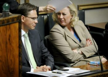 Pääministeri Jyrki Katainen ja valtiovarainministeri Jutta Urpilainen keskustelivat eduskunnan täysistunnossa Helsingissä 24. huhtikuuta 2012.