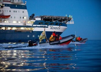 Greenpeacen aktivistit ovat pysäyttäneet moneen kertaan Alaskaan matkalla olevan jäänmurtaja Nordican.
