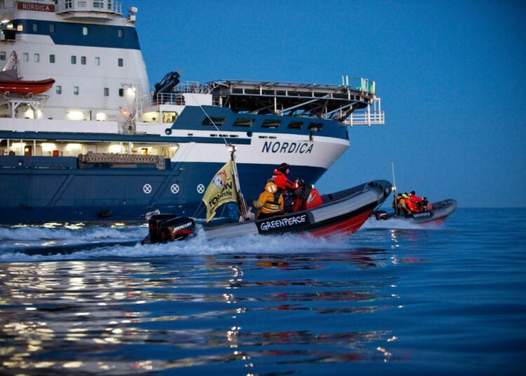 Greenpeacen aktivistit ovat pysäyttäneet moneen kertaan Alaskaan matkalla olevan jäänmurtaja Nordican.