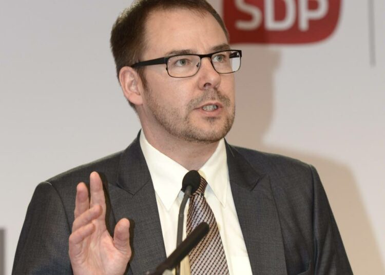 Reijo Paananen on sitoutunut yhtä kautta pidempään pestiin puoluesihteerinä. Hän lupaa olla tarjolla tehtävään myös seuraavassa puoluekokouksessa.
