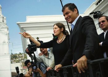 Julian Assangen äiti Christine Assange (vas.) ja Ecuadorin presidentti Rafael Correa presidentinpalatsin parvekkeella.