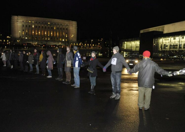 Nälkälakkoilijoiden tukiryhmä järjesti ihmisketjun Helsingissä 7. marraskuuta.
