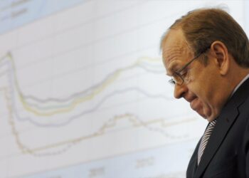 Suomen Pankin pääjohtaja Erkki Liikanen lehdistötilaisuudessa torstaina.