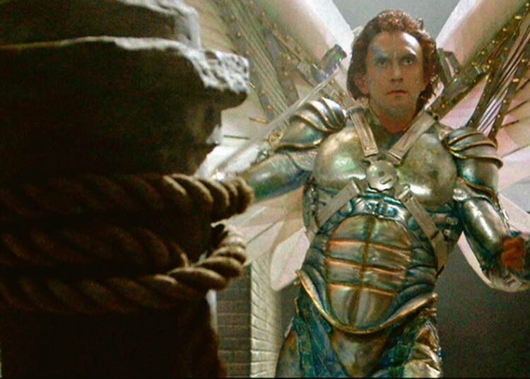 Brazil - tämän hetken tuolla puolen on mustan huumorin höystämä scifi-jännäri tulevaisuuden virkamiehestä. Kuvassa Jonathan Pryce.