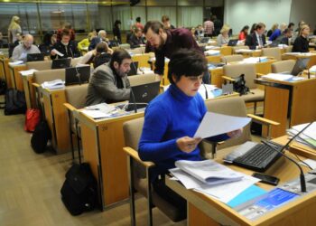 Yksi Helsingin tulevaisuutta linjaavan strategian heikkouksia on Silvia Modigin (edessä) mielestä siinä, että sen linjaukset vanhuspalveluista jäivät ohuiksi.