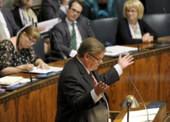 Timo Soini eduskunnan täysistunnossa keskiviikkona.