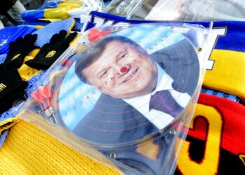 Janukovytš-tikkataulu myytävänä Kiovan Maidan-aukiolla.