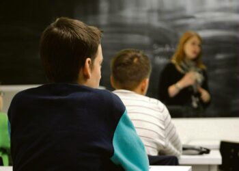 4 000 opettajan lomautus vaikuttaa tänä vuonna 60 000 lapseen. Ensi vuosi ei näytä yhtään helpommalta.