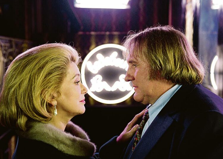 Catherine Deneuve ja Gérard Depardieu ovat pääosissa komediassa, joka kertoo tehtaanjohtajasta, edustusvaimosta ja kommunistipormestarista.