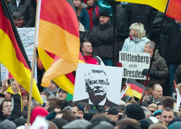 Pegidan mielenosoituksessa Dresdenissä sunnuntaina 25. tammikuuta kannettiin Saksan liittopresidentin Joachim Gauckin kuvaa jossa todettiin, ettei hän ole ”minun presidenttini”.