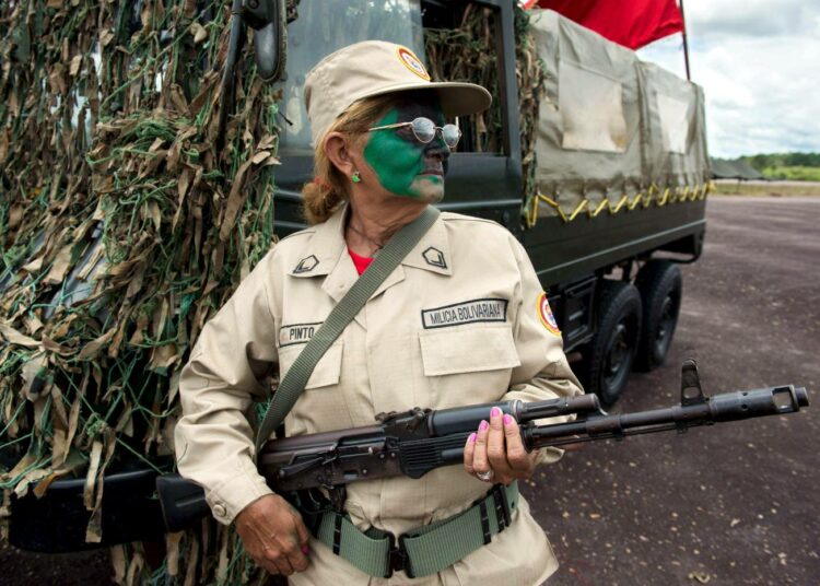 Venezuelan armeijan reserviläinen valmistautumassa paraatiin Tumeremossa heinäkuussa.
