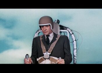 James Bond käytti lentoreppua elokuvassa Pallosalama. Spectressä on viittaus siihen.