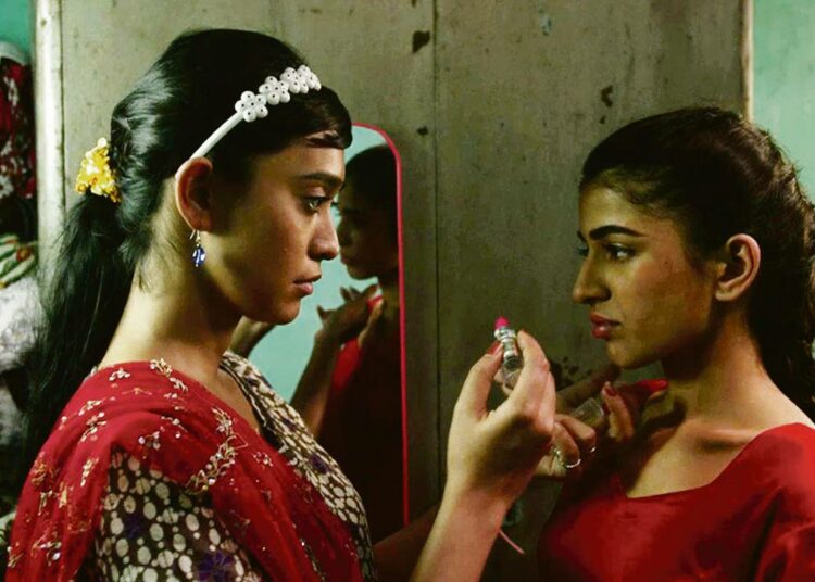 Intialaisen Payal Sethin elokuvassa Iilimadot 16-vuotias Raisa hautoo suunnitelmaa pelastaakseen nuoremman siskonsa joutumasta neitsytmorsiameksi järjestettyyn avioliittoon.