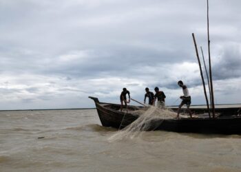 Kalastajat pyytävät hilsaa Mehgnajoen suulla Bangladeshissa.