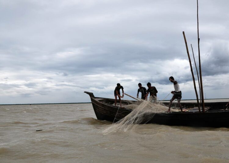 Kalastajat pyytävät hilsaa Mehgnajoen suulla Bangladeshissa.