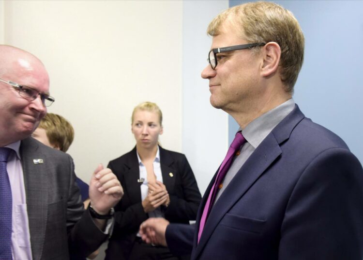 Oikeus- ja työministeri Jari Lindström ja pääministeri Juha Sipilä tuulettivat budjettiesityksen valmistumista.