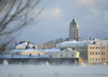 Suomenlinnan kirkko talviasussa. Arkkipiispa Kari Mäkisen mukaan avioliittoa ei saa asettaa kirkkopoliittisen kamppailun välikappaleeksi kun samaa sukupuolta olevien avioliitto tulee mahdolliseksi maaliskuun alussa.