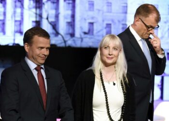 Keskustan puheenjohtajan, pääministeri Juha Sipilän ja kokoomuksen puheenjohtajan, valtiovarainministerin Petteri Orpon arvopohja eroaa perussuomalaisten arvopohjasta. Kuvassa keskellä perussuomalaisten varapuheenjohtaja Laura Huhtasaari.