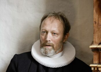 Pappi Johannes (Lars Mikkelsen) on uuden tanskalaissarjan päähenkilö.