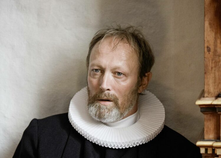 Pappi Johannes (Lars Mikkelsen) on uuden tanskalaissarjan päähenkilö.
