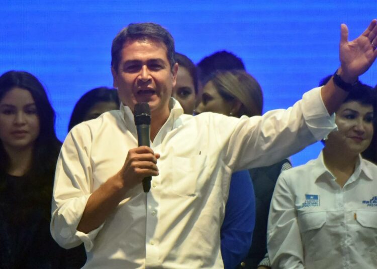 Toista kautta tavoitteleva presidentti Juan Orlando Hernández puhumassa vaalien jälkeen Tegucigalpassa.