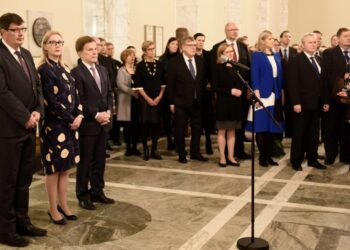 Sibelius-lukion kamarikuoro saatteli eduskunnan joululomalle keskiviikkona. Aktiivimallin lyömät laineet odottavat kansanedustajiakin kevätkaudella.