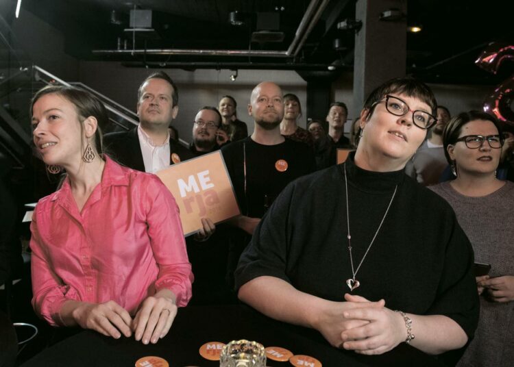Li Andersson ja Merja Kyllönen jännittivät yhdessä ennakkoäänien julkistamista LeBonk-ravintolassa Helsingin keskustassa.