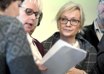 JHL:n valtuustossa tutkittiin julkisen alan neuvottelutulosta 15.2. Nyt liitto valmistautuu tukemaan käynnissä olevia työriitoja. JHL:n puheenjohtaja Päivi Niemi-Laine kuvassa keskellä.