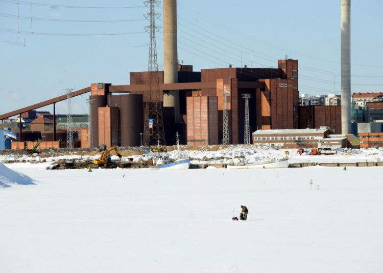 Hallituksen ilmasto- ja energiapoliittisen linjauksen mukaan yli 90 prosenttia päästövähennysten vaatimista muutoksista toteutuisi puu- ja ydinvoiman avulla. Hanasaaren voimalaitoksessa Helsingissä alettiin vuonna 2015 polttaa puupellettejä kivihiilen seassa. Voimalaitos suljetaan vuoteen 2024 mennessä.