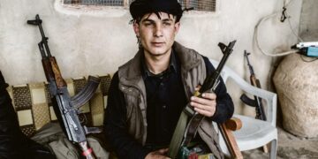 Nuori kurditaistelija YPG-joukkojen vartiopisteellä Pohjois-Syyrian Rojavassa.