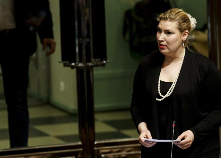 Vasemmistoliiton kansanedustaja Katja Hänninen ihmettelee hallituksen esitysten perusteluita.