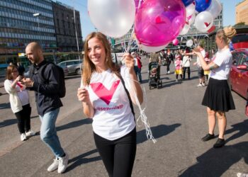 Li Andersson jakoi elokuun puolivälissä ilmapalloja Helsingin keskustassa, kun vasemmistoliitto julkaisi uuden ilmeensä.