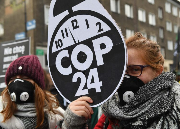 Mielenosoittajat muistuttivat Puolan Katowicessa lauantaina, että ilmastotoimilla on kiire. COP24 tarkoittaa Katowicessa meneillään olevaa YK:n ilmastokokousta.