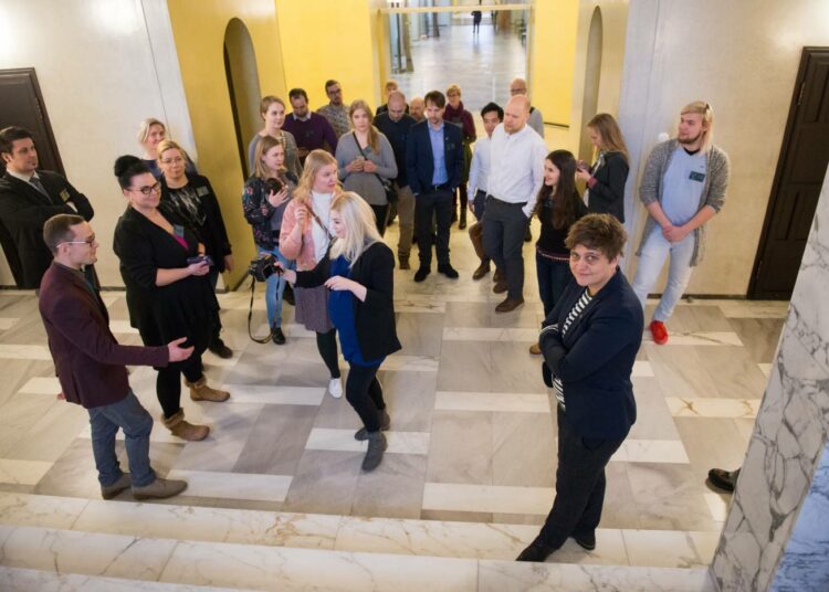 Kansanedustaja Silvia Modig esitteli eduskuntaa vasemmistoliiton ja KSL-opintokeskuksen poliitikkokoululaisille.