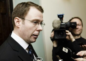 Hallituspuolue sinisten Vesa-Matti Saarakkala hylkäsi soten maanantaina.