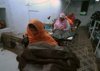 Naiset valmistavat nahkatakkeja Pakistanin Lahoressa.