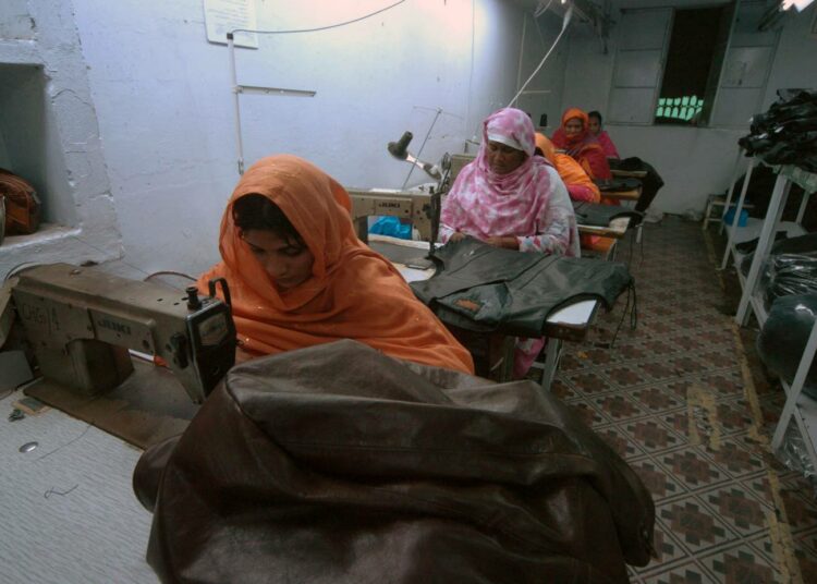Naiset valmistavat nahkatakkeja Pakistanin Lahoressa.