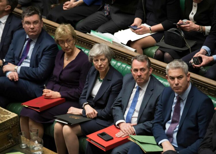 Britannian pääministeri Theresa May (keskellä) ei voi pahemmin luottaa puoluetovereidensa tukeen äänestyksissä.