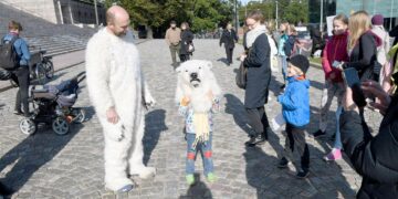 Lapsi kokeili jääkarhun päätä ilmastonmuutosmielenosoituksessa Helsingissä viime perjantaina.