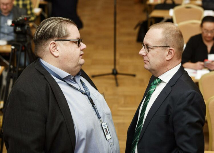 Teollisuusliiton varapuheenjohtaja Turja Lehtonen (vas.) ja SAK:n puheenjohtaja Jarkko Eloranta keskustelivat SAK:n edustajistossa.