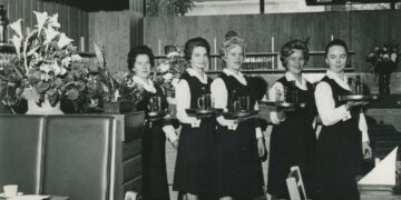 Hotelli- ja ravintolamuseon uusi Oispa kaljaa -näyttely tarjoaa erilaisia näkökulmia olueen ja sen merkitykseen suomalaisessa kulttuuriperinnössä ja -historiassa. Näyttelystä saa oppia myös oluen valmistukseen. Kuvassa Jyväskylän Kantakrouvin tarjoilijoita vuonna 1963.