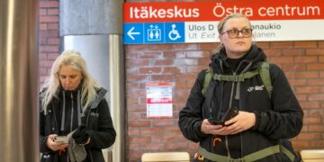 Teknologian myötä on nuorisotyö siirtynyt kasvavassa määrin verkkoon. Koronan aikana virtuaalisen kohtaamisen merkitys on kasvanut ja osa nuorisotyönohjaajista on koulutettu päivystämään verkossa. Nuorisotyöntekijät Anki Herlin (vas.) ja Tytti Punkka Helsingin Itäkeskuksen metroasemalla.