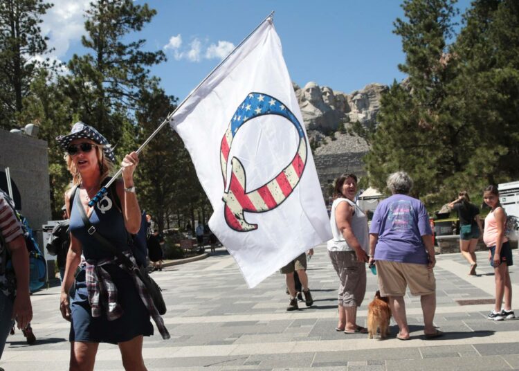 Donald Trumpin kannattaja heilutteli QAnon-lippua Mount Rushmoren lähellä Etelä-Dakotassa heinäkuun alussa.