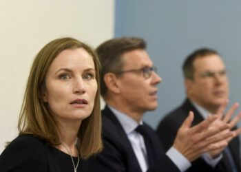 Finanssineuvos Marja Paavonen, ylijohtaja Mikko Spolander ja finanssineuvos Jukka Railavo valtiovarainministeriön taloudellisen katsauksen julkistamistilaisuudessa maanantaina.