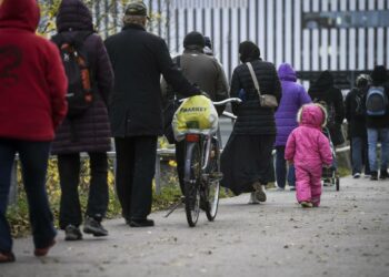 Lapsiperheköyhyyttä helpottaisivat kouluruoan turvaamisen ja joustot  toimeentulotukeen, lasten- ja terveydenhuolloin palveluihin sekä maksuhelpotukset. Myllypuron elintarvikejakelun jono lokakuussa 2020.