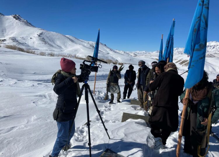 Vielä viime talvena Najiba Noori teki reportaasia Keski-Afganistanin ylängöilllä, Talebanin vainoamien hazaroiden perinteisellä alueella, paikallisesta miliisijoukosta. Ympäri Afganistania vapaaehtoisia on osallistunut taisteluun hallituksen joukkojen rinnalla Talebania vastaan.