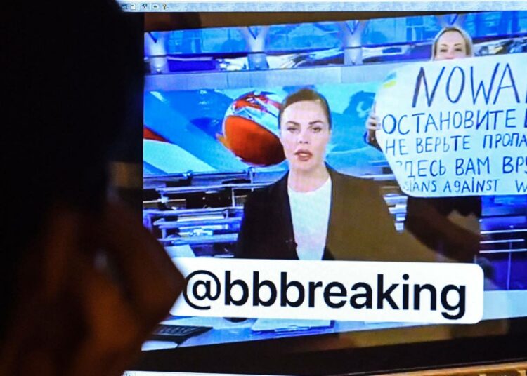Venäjän tv:n ykköskanavan toimittajan Marina Ovsjannikova kehotti olemaan uskomatta propagandaa ja vastustamaan sotaa.