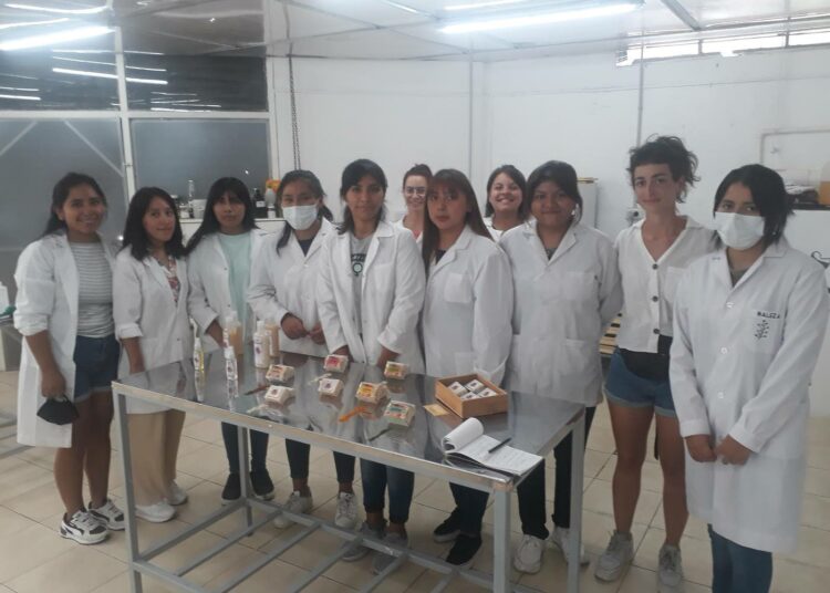 Maleza Cosmética Natural -osuuskunnan jäseniä laboratoriossaan Buenos Airesin Villa Luganon kaupunginosassa.