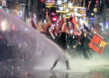 Istanbulin poliisi käytti vesisuihkuja ja kyynelkaasua helmikuussa 2014 taltuttaakseen mielenosoituksen, jolla vastustettiin internetiä sääntelevää lakia.